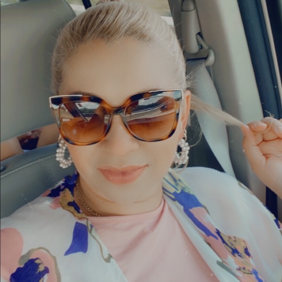 Meet your Posher, Elisa - Picture 1 of 1